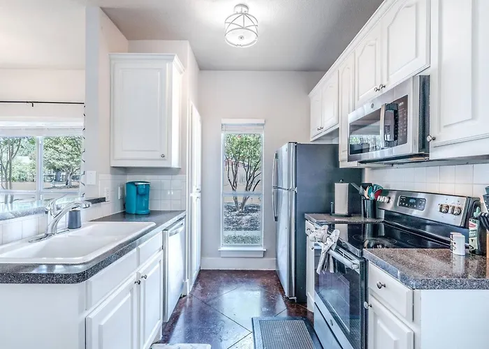 Spacious 3br Downstairs Near Tcu Worth